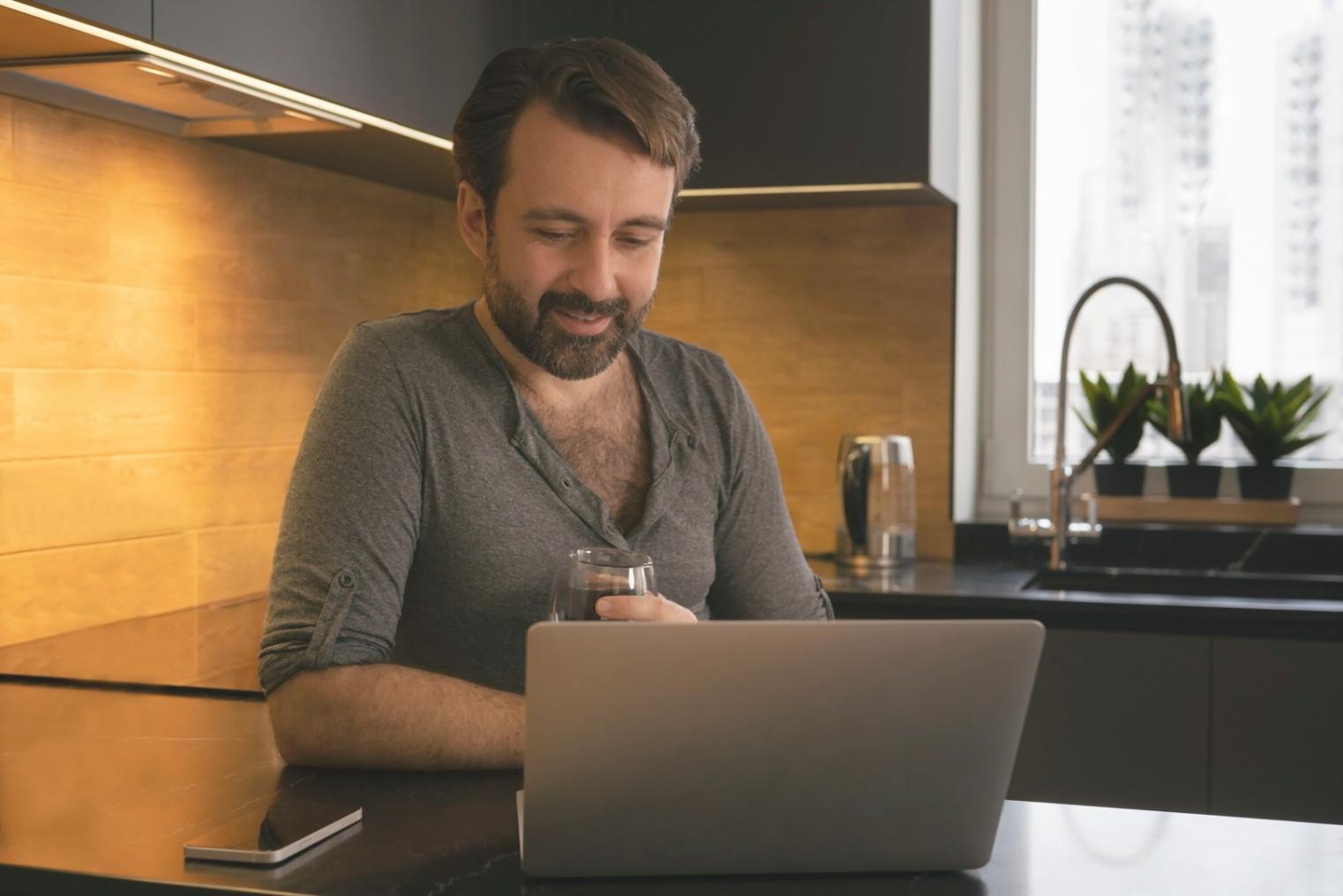 Modernes Büro mit minimalistischer Einrichtung und natürlichem Licht